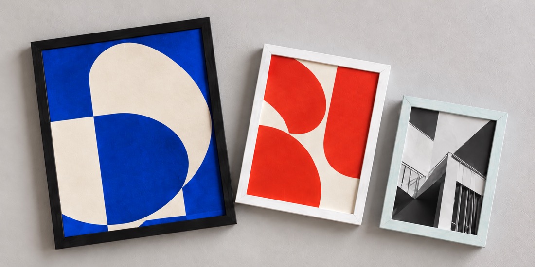 Cadres Pixi noir, blanc et bleu avec affiches graphiques, sans passe-partout